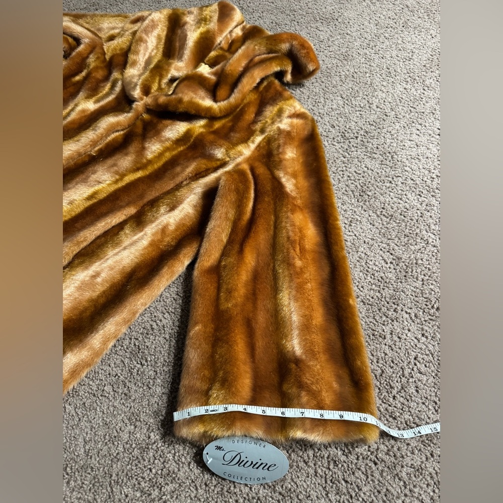 Ms. Divine Immitation Fur Coat.
Size: 3X. Women’s - Picture 7 of 16